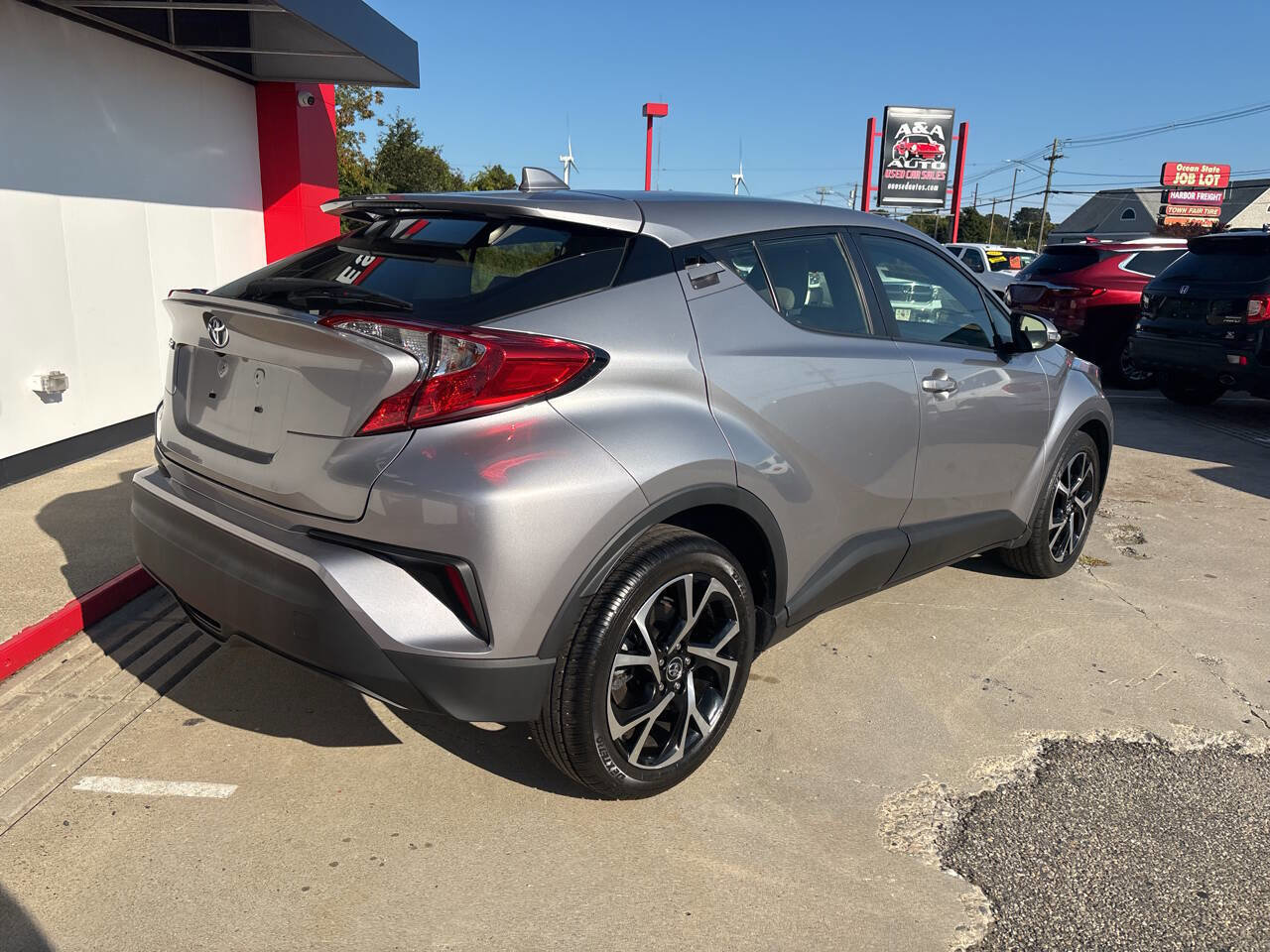 Used 2019 Toyota C-HR LE image 5