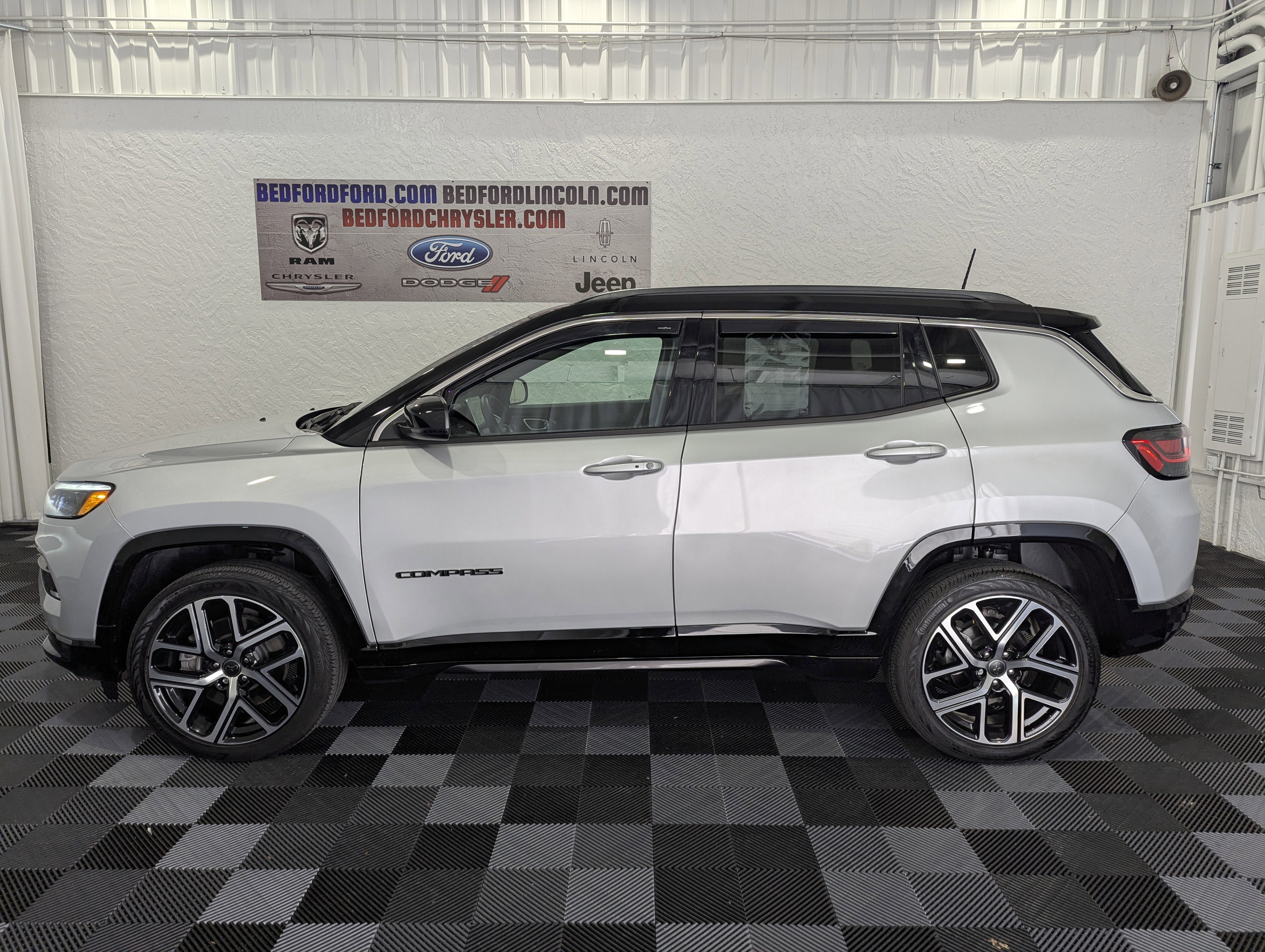 Used 2025 Jeep Compass Limited w/ Elite Group AWD/4WD image 2