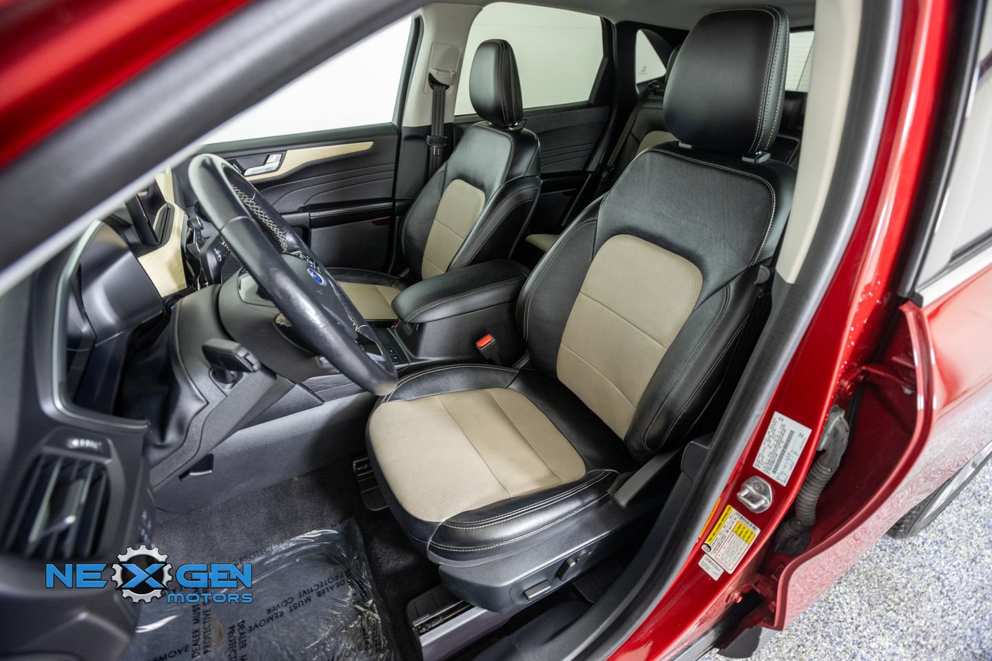 Used 2021 Ford Escape Titanium w/ Titanium Elite Package AWD/4WD image 31