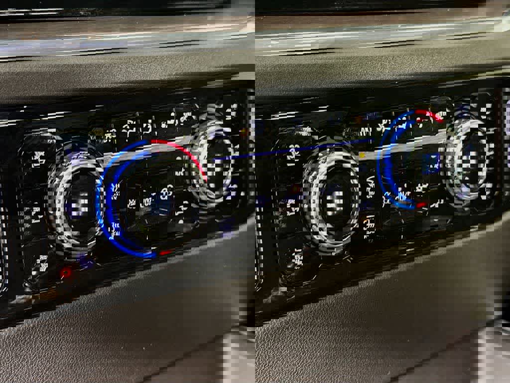 Used 2024 GMC Sierra 2500 SLT w/ SLT Premium Package AWD/4WD image 18