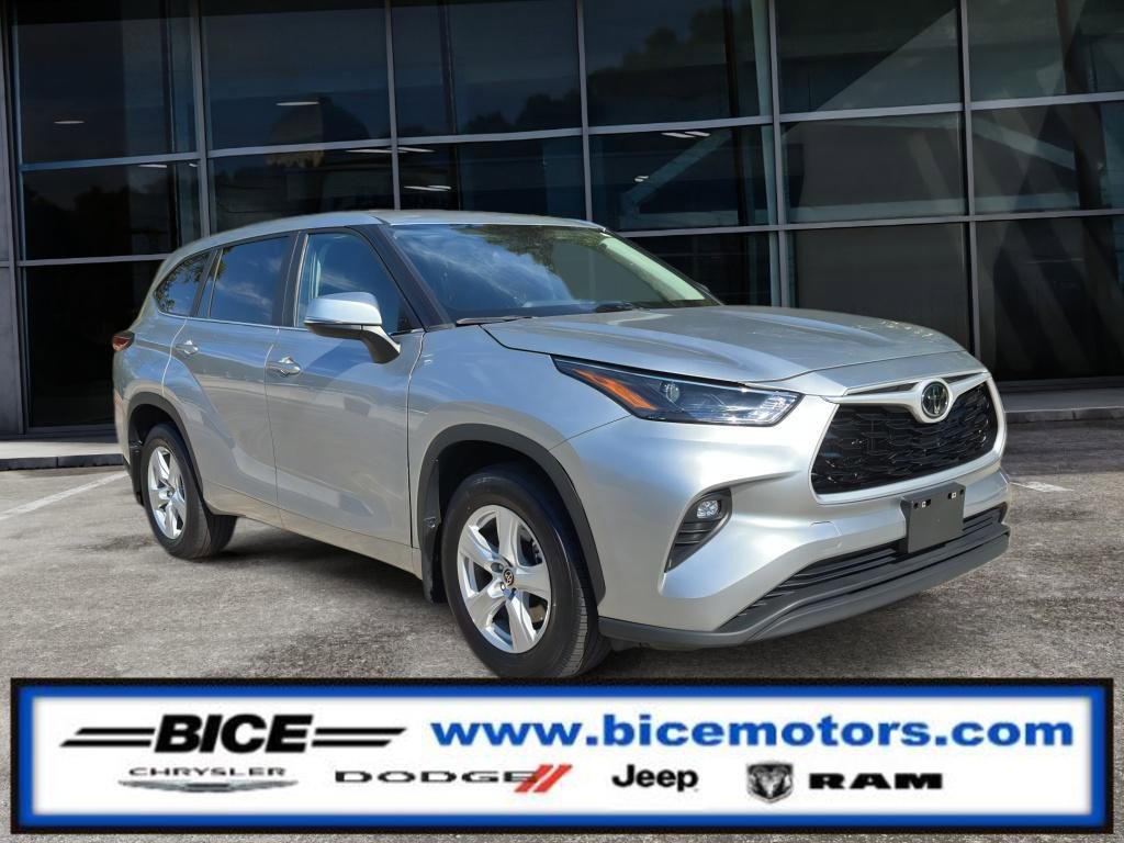 Used 2023 Toyota Highlander LE image 1