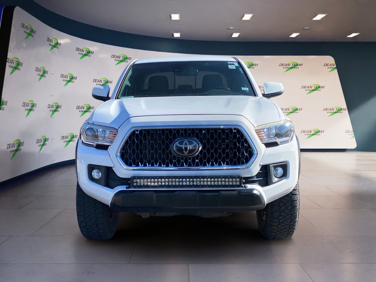 Used 2019 Toyota Tacoma TRD Off-Road image 2