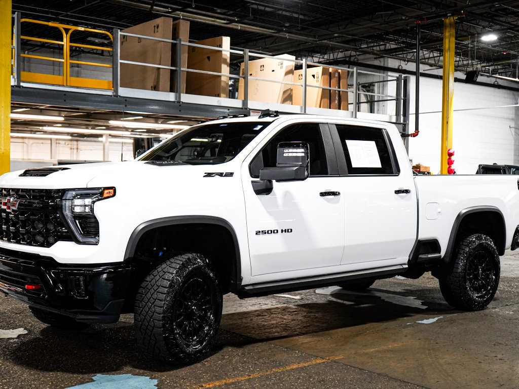Used 2025 Chevrolet Silverado 2500 ZR2 w/ Technology Package AWD/4WD image 4