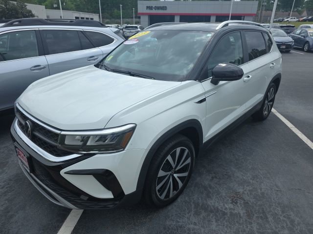 Used 2023 Volkswagen Taos SE w/ Panoramic Sunroof Package image 3