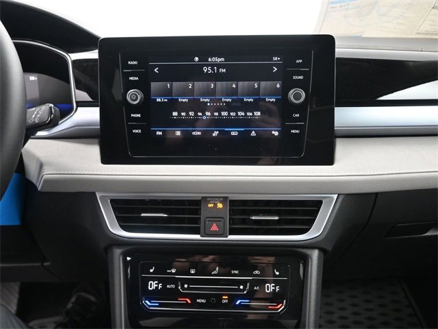 Used 2025 Volkswagen Taos SE w/ Panoramic Sunroof Package image 3