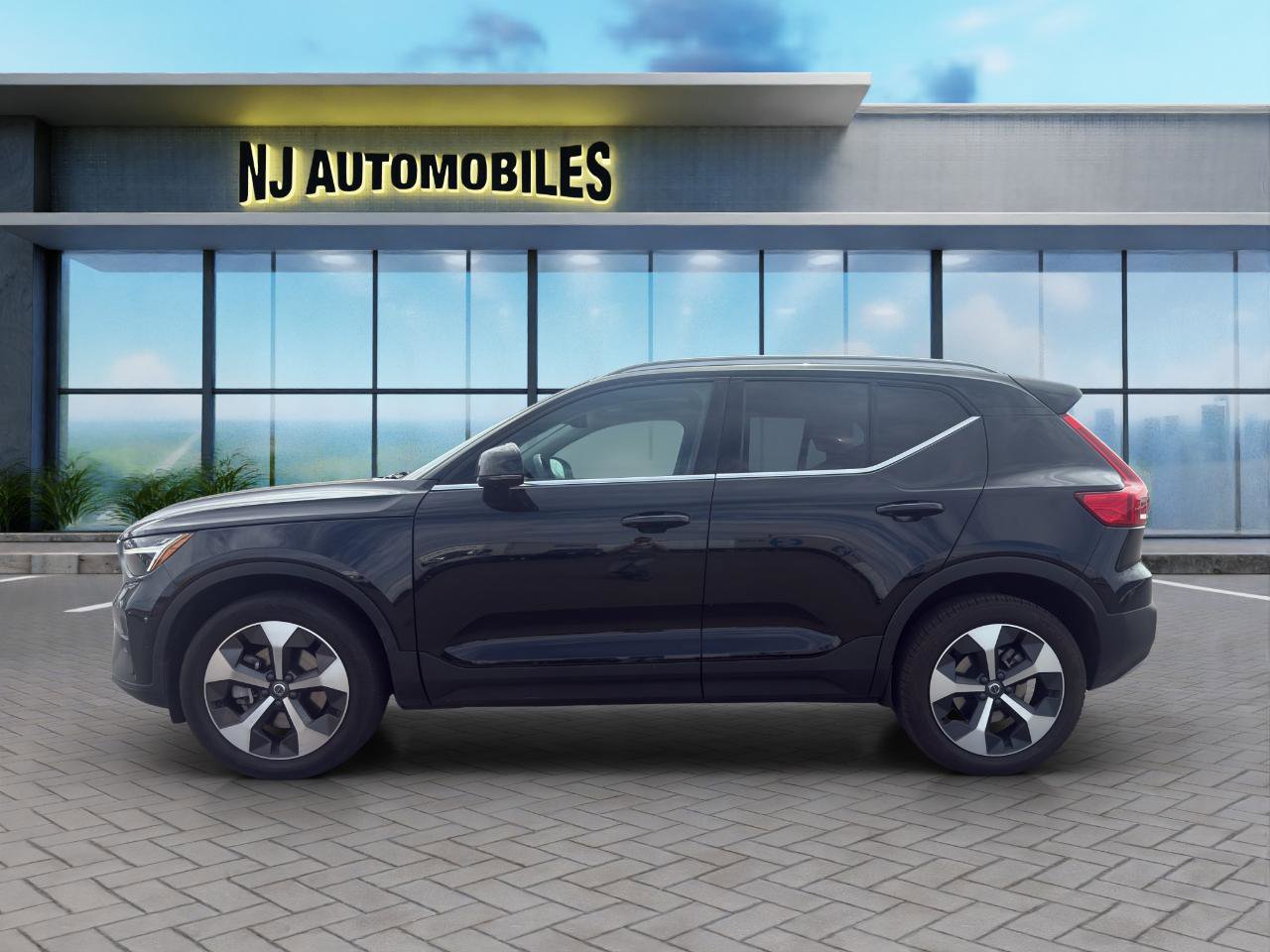 Used 2025 Volvo XC40 B5 Plus image 4