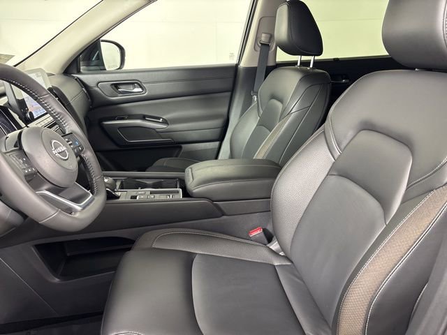 Used 2025 Nissan Pathfinder SL w/ Black Appearance Package image 17