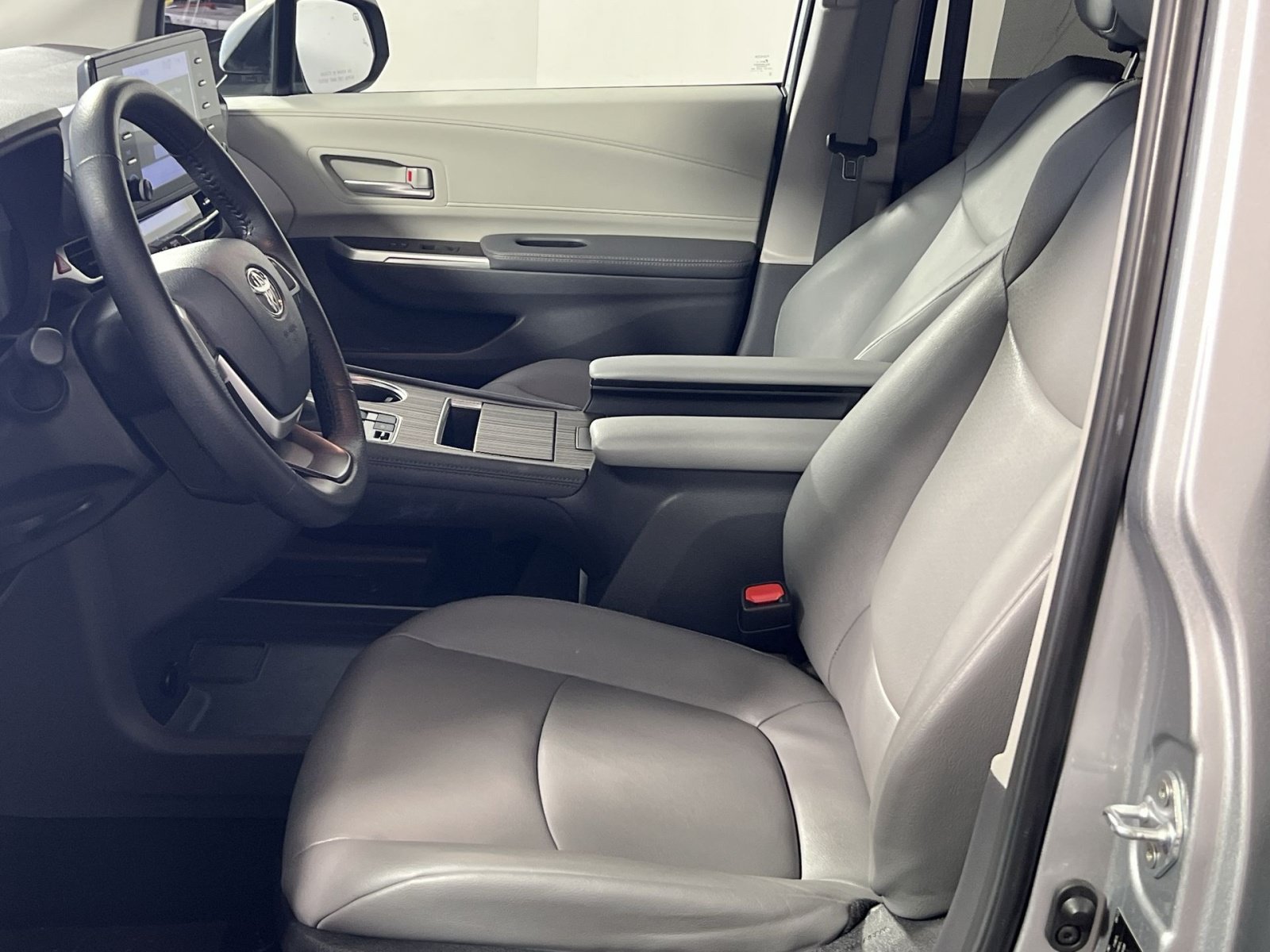 Used 2023 Toyota Sienna XLE AWD/4WD image 14