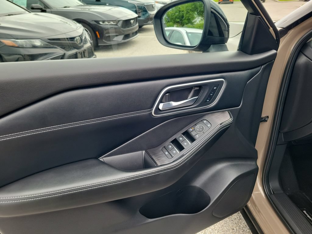 Used 2025 Nissan Rogue Platinum w/ Platinum Premium Package FWD image 19