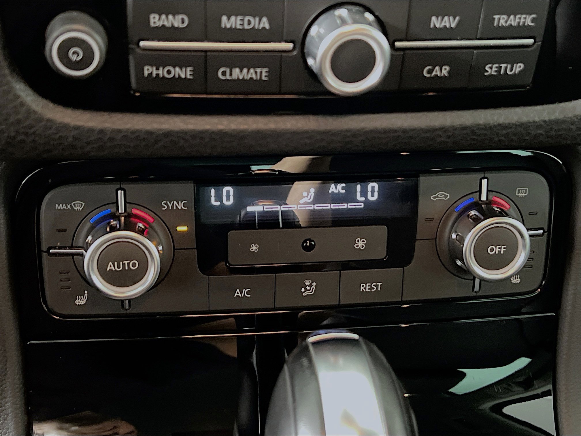 Used 2014 Volkswagen Touareg Sport image 26