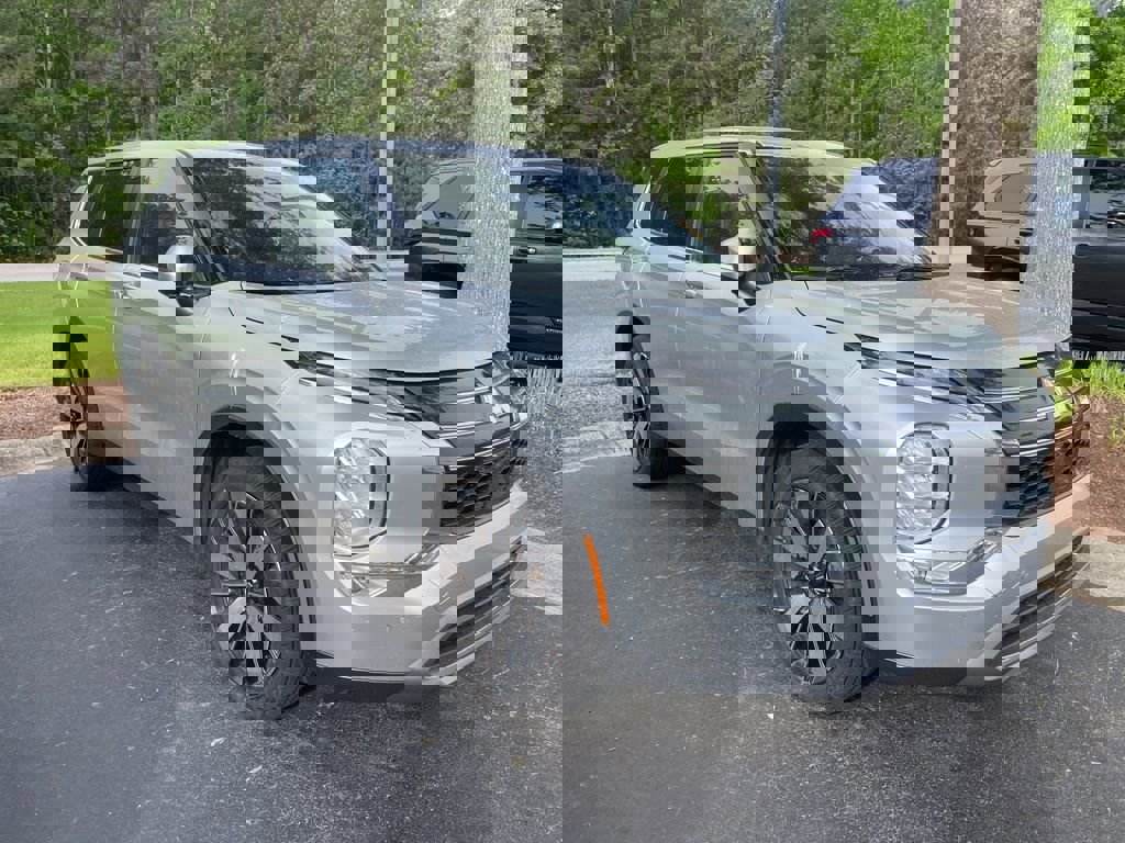 Used 2025 Mitsubishi Outlander SE image 2