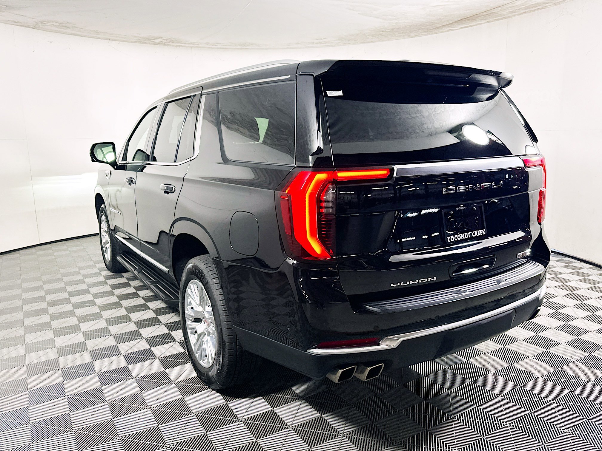 Used 2025 GMC Yukon Denali AWD/4WD image 5