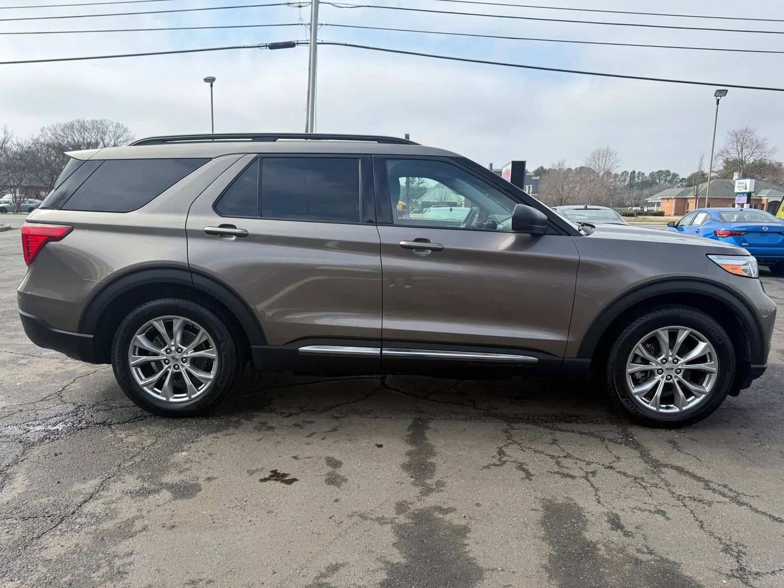 Used 2021 Ford Explorer XLT w/ Equipment Group 202A AWD/4WD image 2