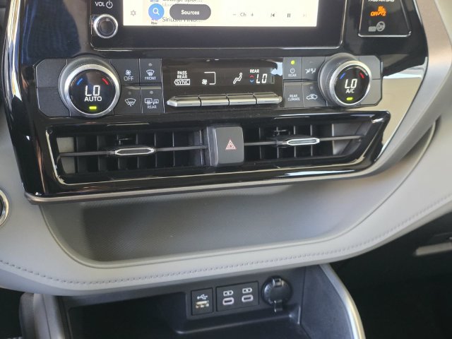 Used 2023 Toyota Highlander LE AWD/4WD image 23