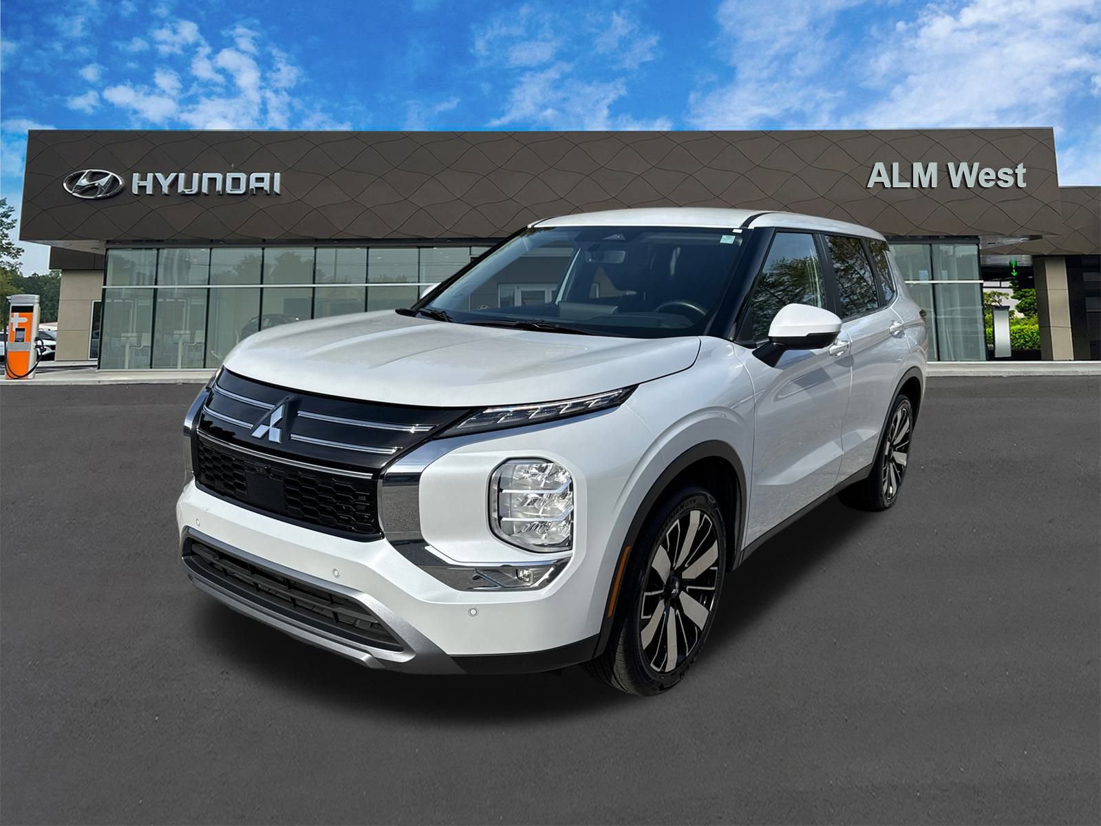 Used 2025 Mitsubishi Outlander SE image 1