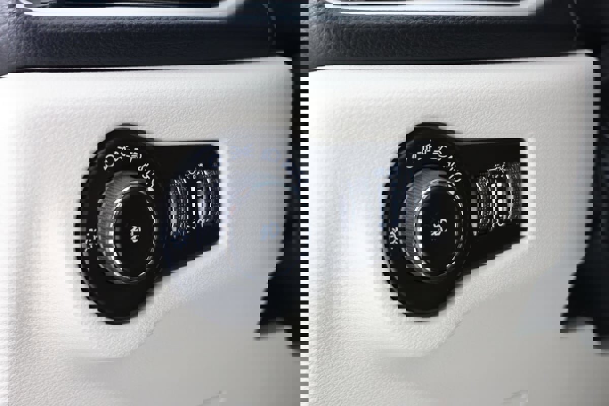 Used 2024 Chrysler Pacifica Touring-L image 24