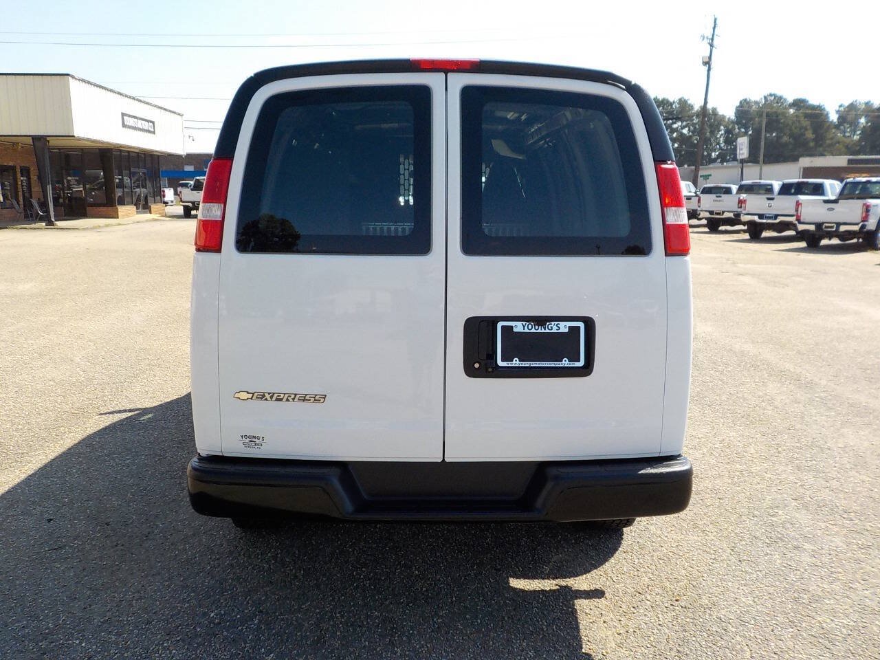 Used 2021 Chevrolet Express 2500 w/ Driver Convenience Package RWD image 4