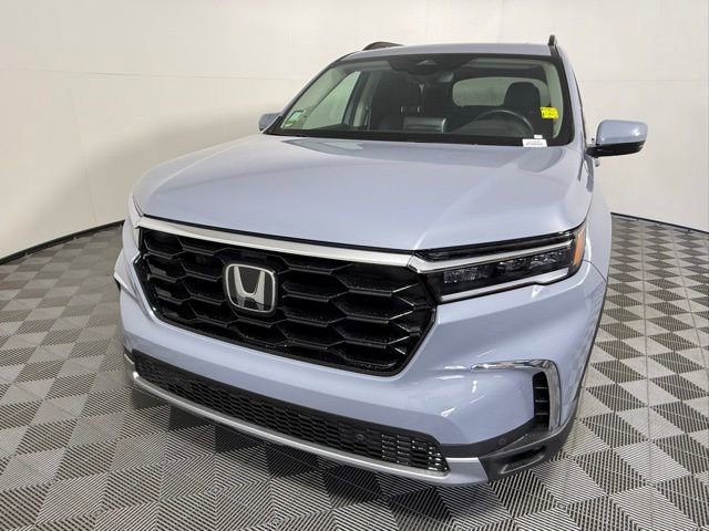 Used 2025 Honda Pilot Touring image 2