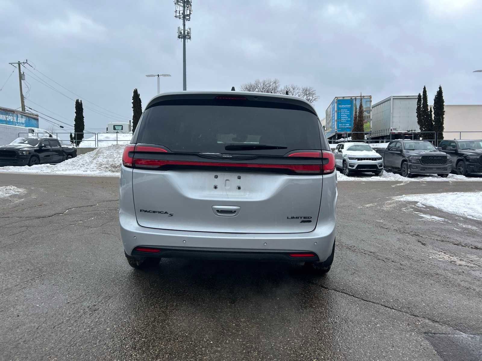 Used 2023 Chrysler Pacifica Limited w/ Uconnect Theater Family Group image 23