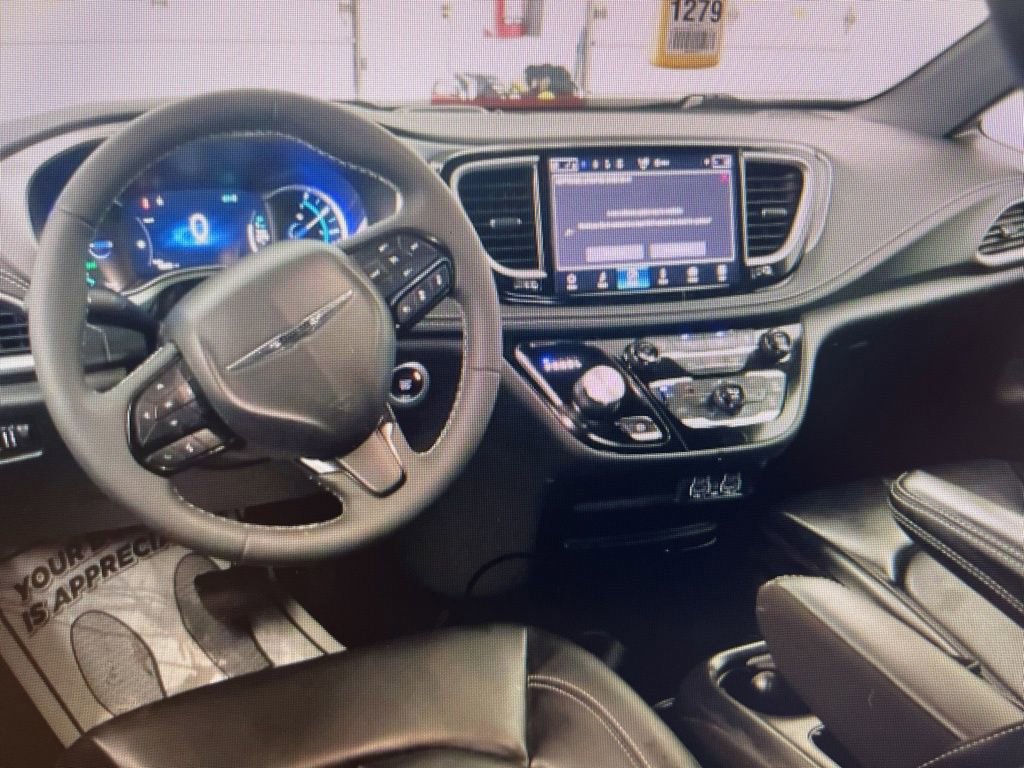 Used 2023 Chrysler Pacifica Touring-L w/ S Appearance Package image 6