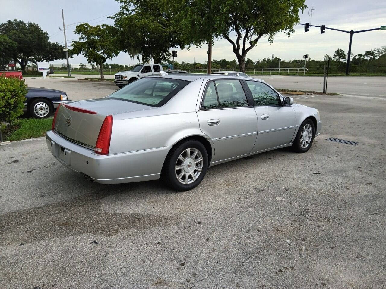 Used 2010 Cadillac DTS FWD image 4