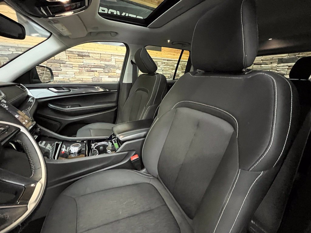 Used 2023 Jeep Grand Cherokee Laredo w/ Luxury Tech Group I AWD/4WD image 23