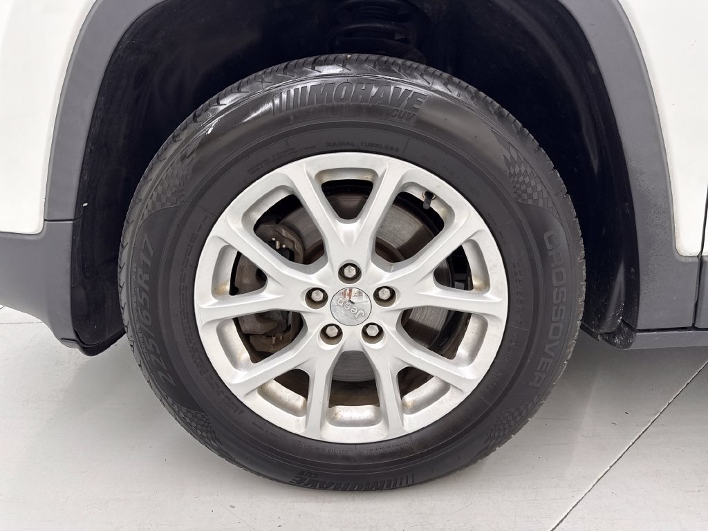 Used 2015 Jeep Cherokee Latitude w/ Cold Weather Group AWD/4WD image 11