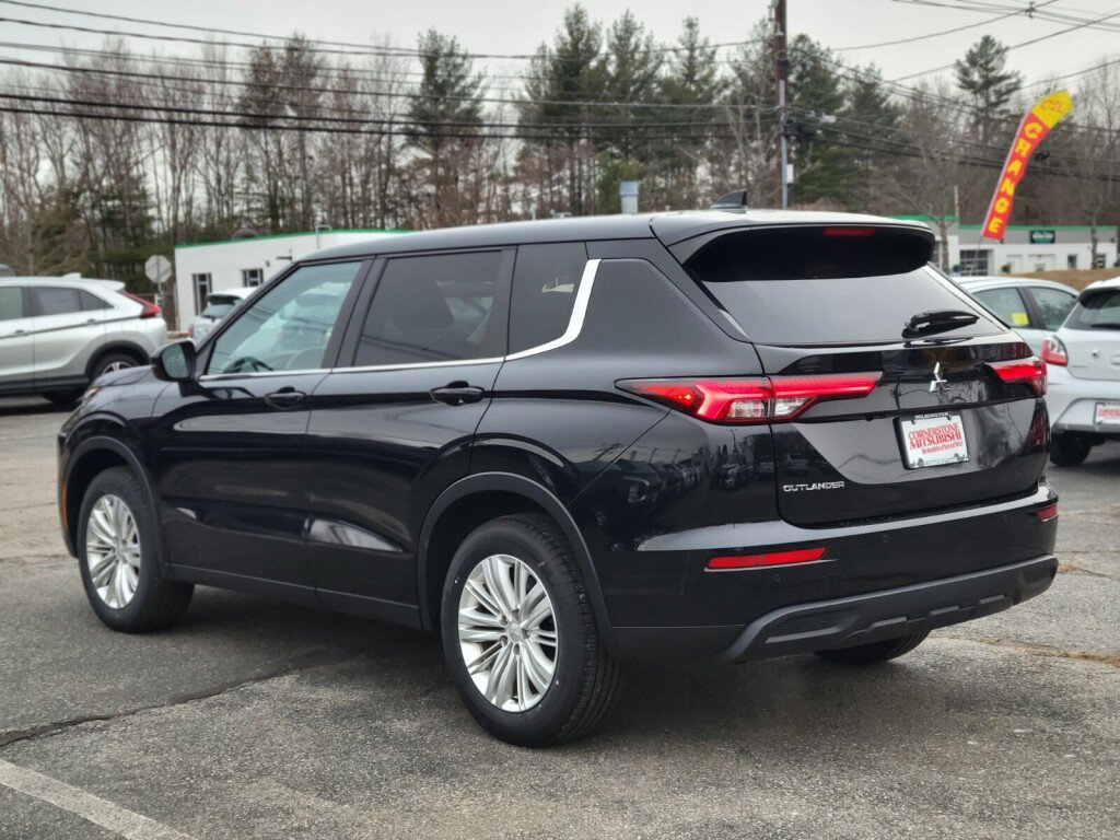 Used 2022 Mitsubishi Outlander ES image 3