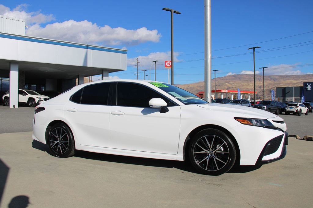 Used 2024 Toyota Camry SE image 9