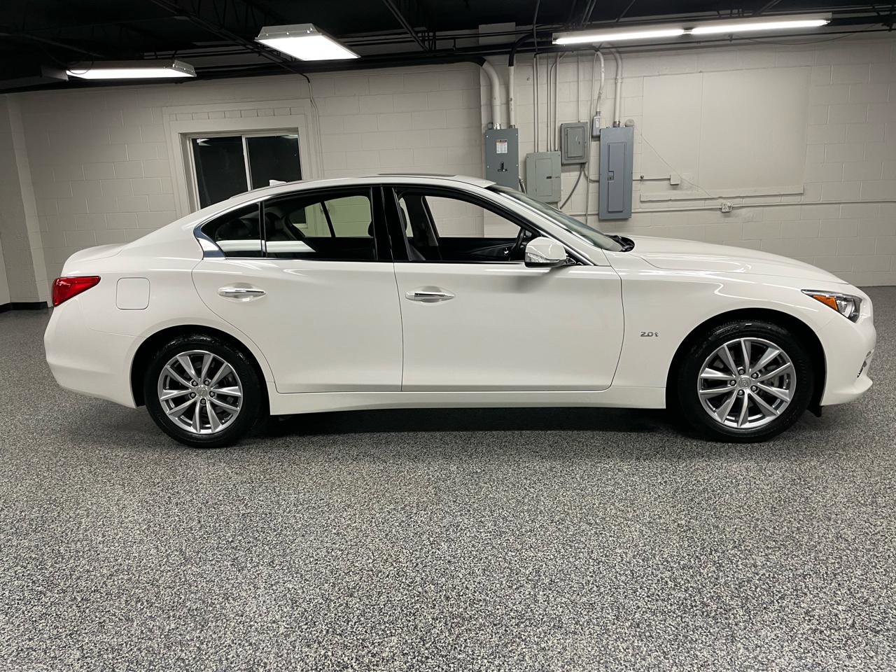 Used 2017 INFINITI Q50 2.0t w/ Moonroof Package image 4