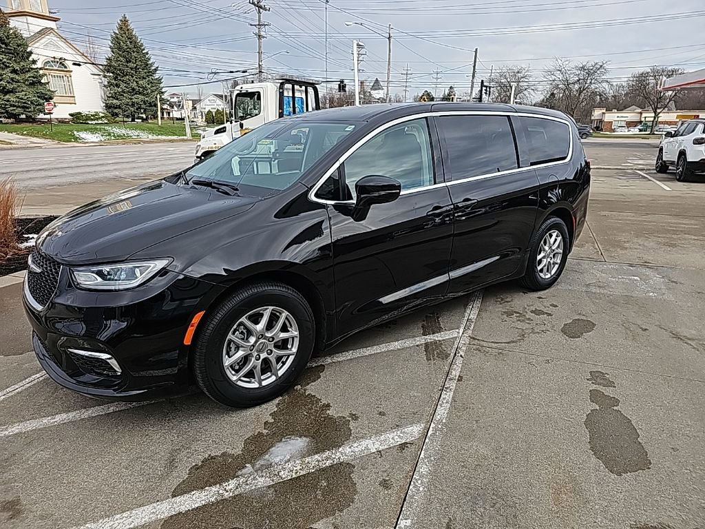 Certified 2024 Chrysler Pacifica Touring-L image 10