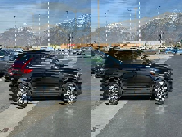 Used 2024 Volvo XC40 B5 Plus image 26