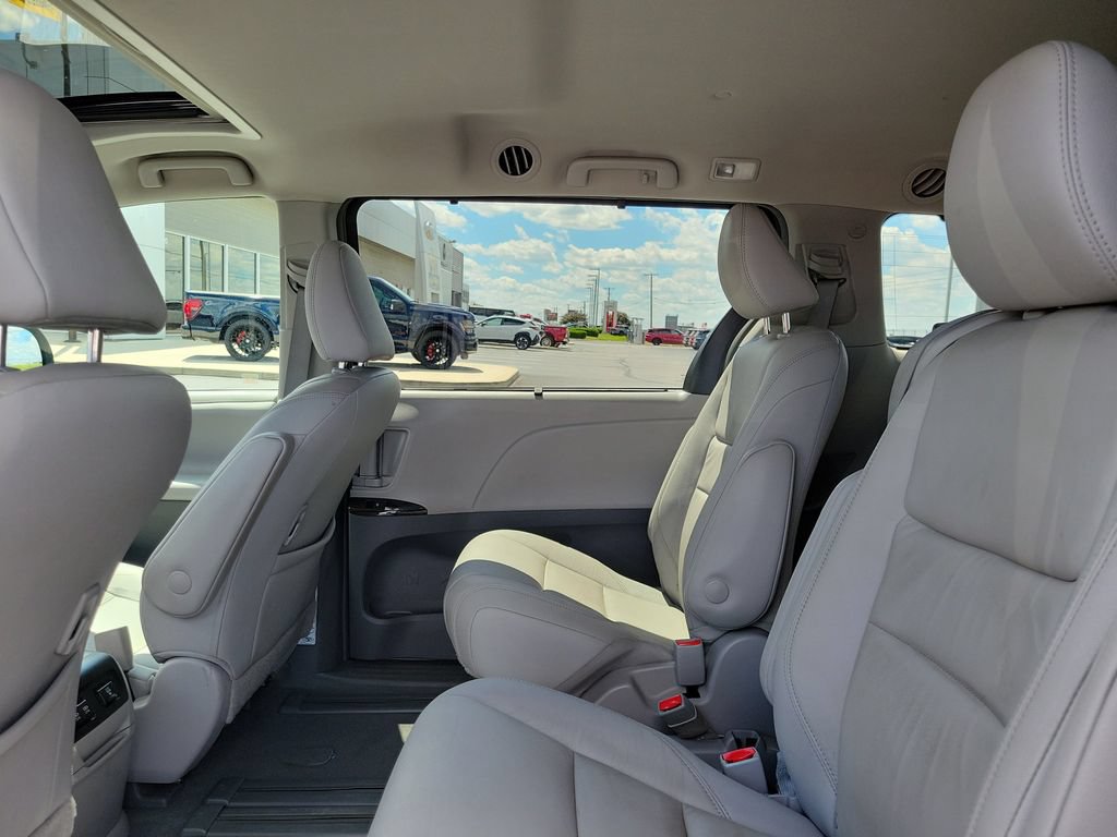 Used 2019 Toyota Sienna XLE w/ XLE Navigation Package FWD image 14