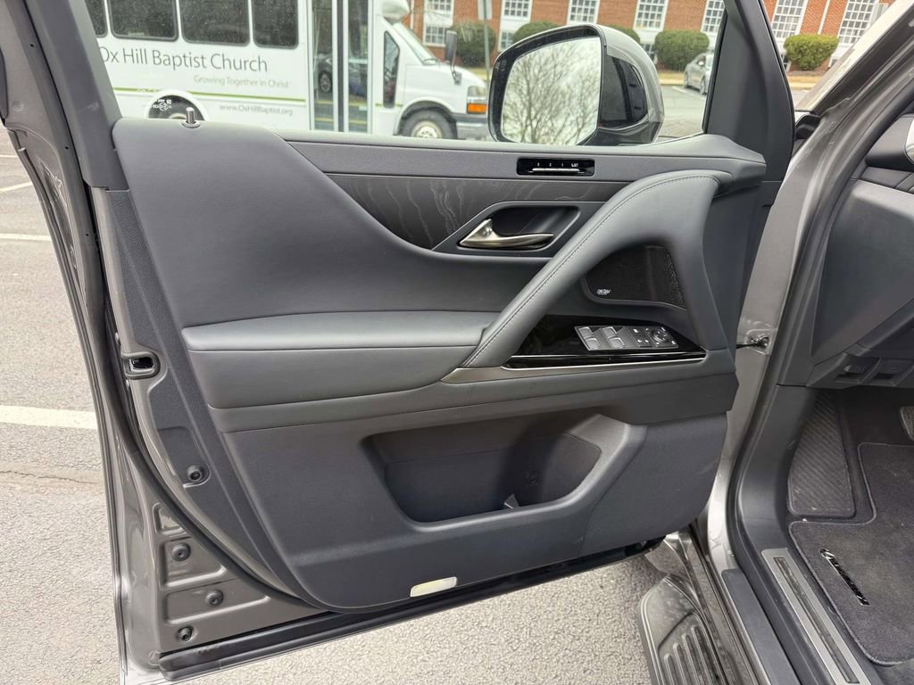 Used 2025 Lexus LX 600 4WD w/ Luxury Package image 12