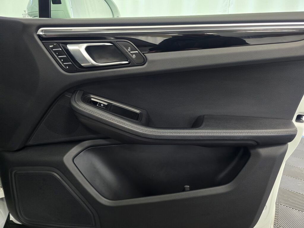 Certified 2024 Porsche Macan image 28