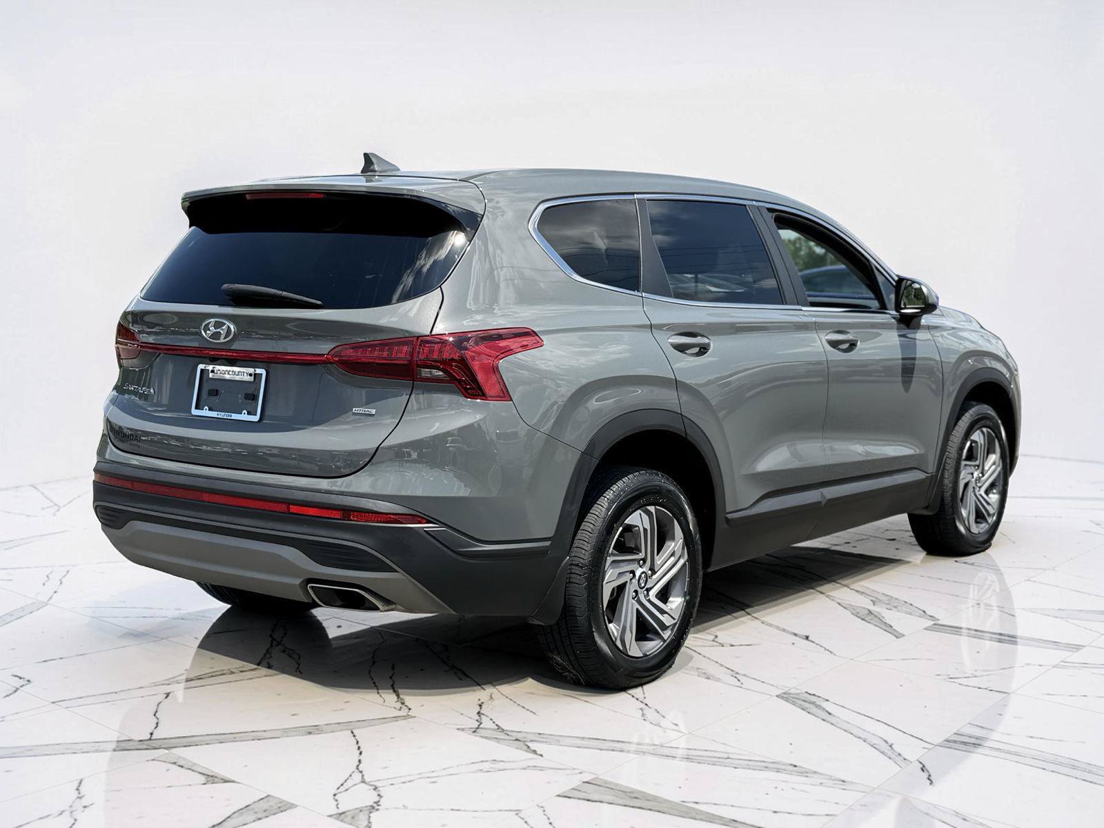 Used 2023 Hyundai Santa Fe SE AWD/4WD image 2