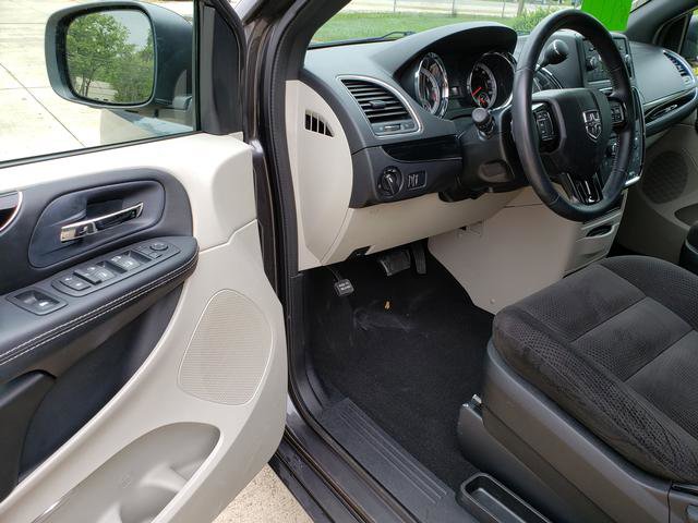 Used 2016 Dodge Grand Caravan SE image 10