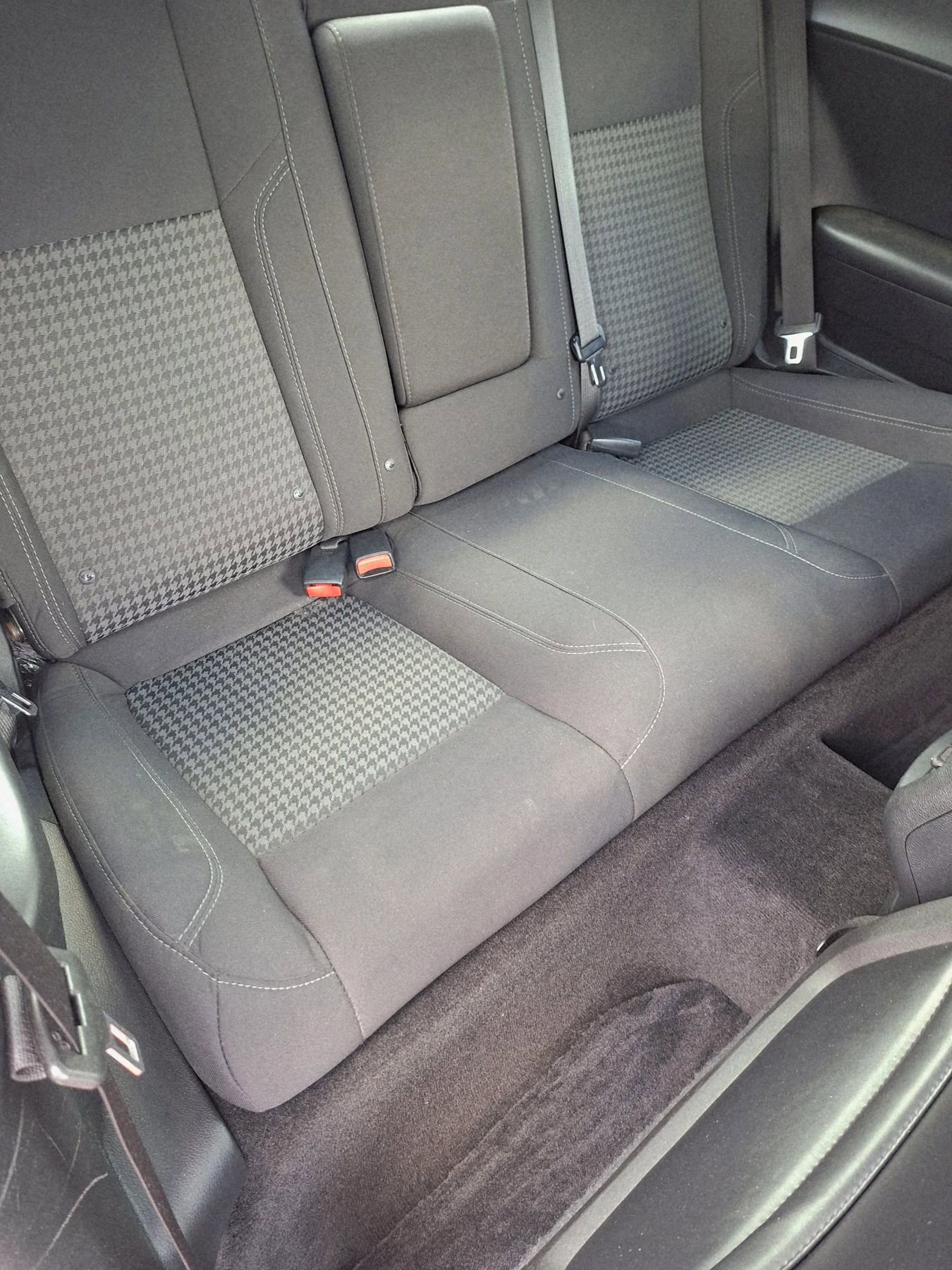 Used 2015 Dodge Challenger SXT image 10