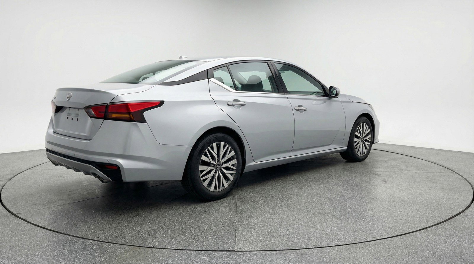 Used 2025 Nissan Altima 2.5 SV image 9