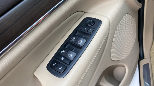 Used 2020 Jeep Grand Cherokee Overland AWD/4WD image 22