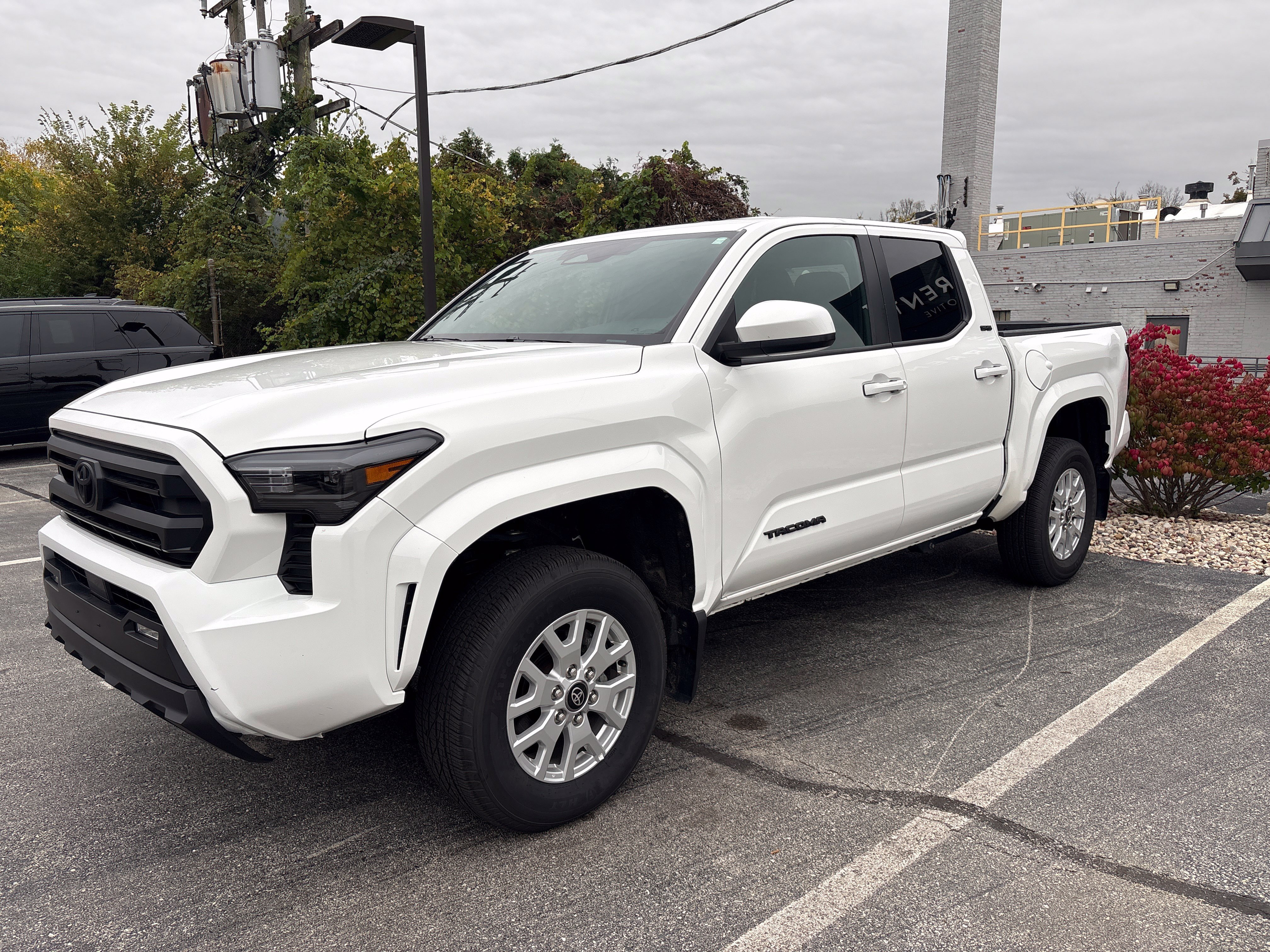 Used 2025 Toyota Tacoma SR5 AWD/4WD image 1