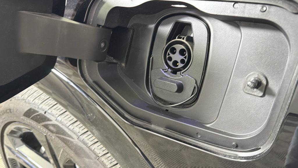 Certified 2025 Chevrolet Equinox EV RS FWD image 39
