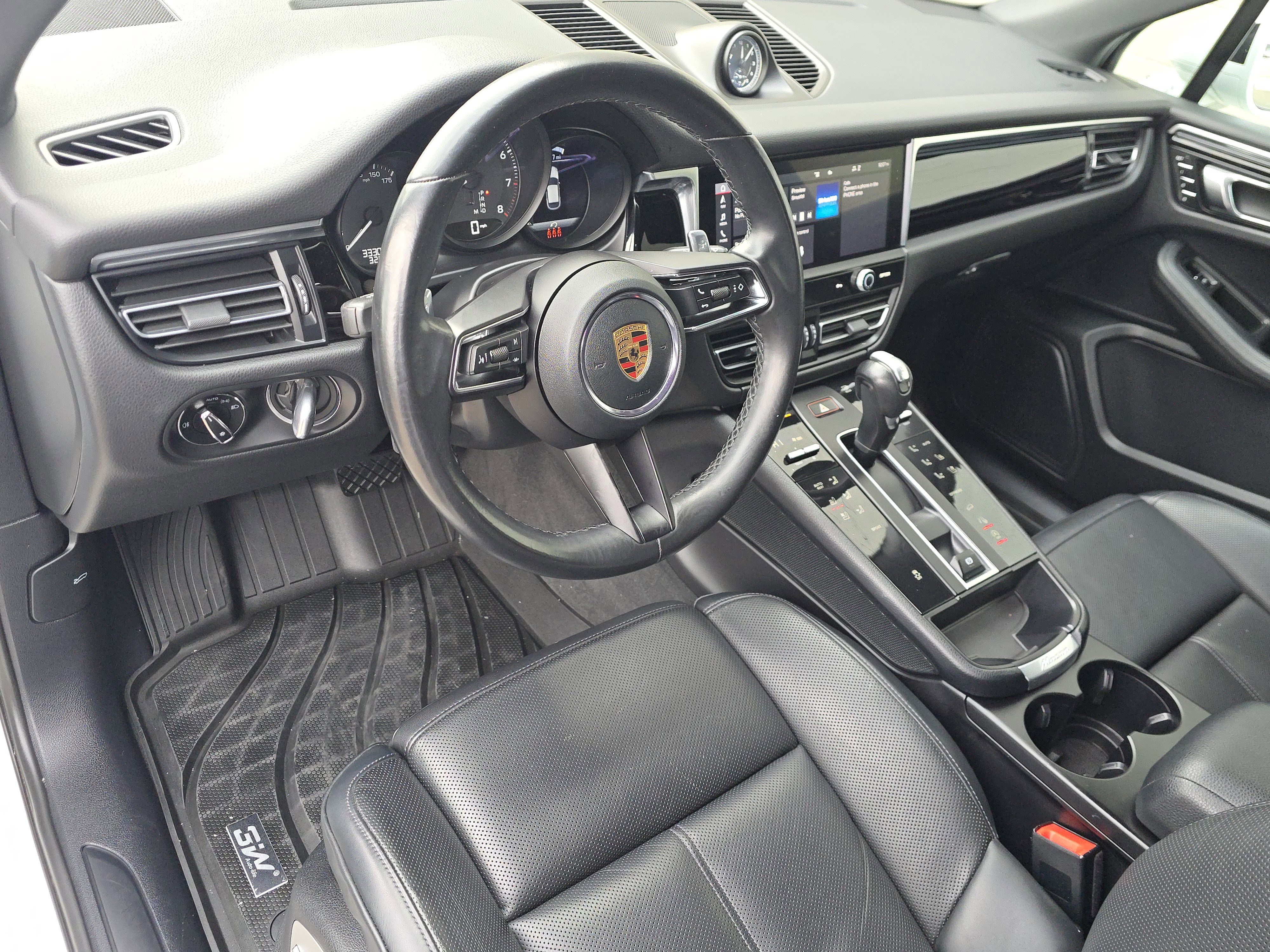 Certified 2023 Porsche Macan image 4