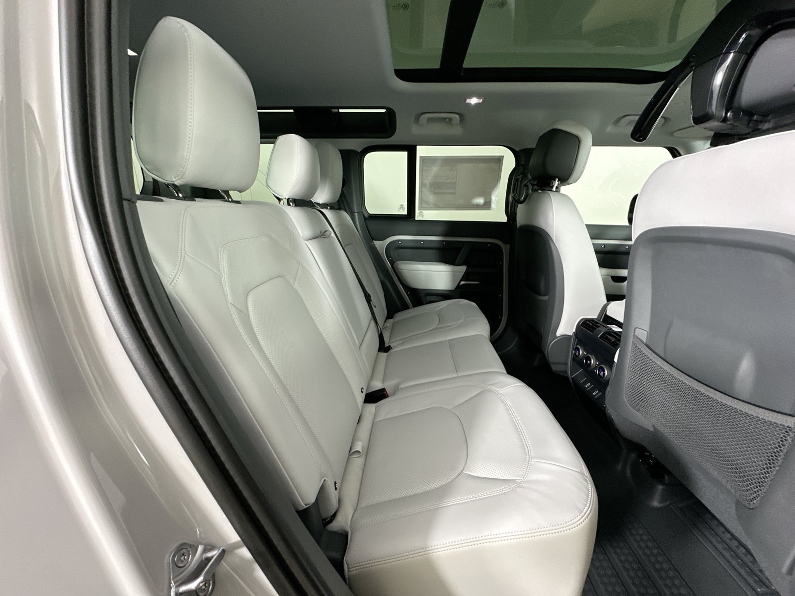 New 2026 Land Rover Defender 110 X-Dynamic SE AWD/4WD image 43