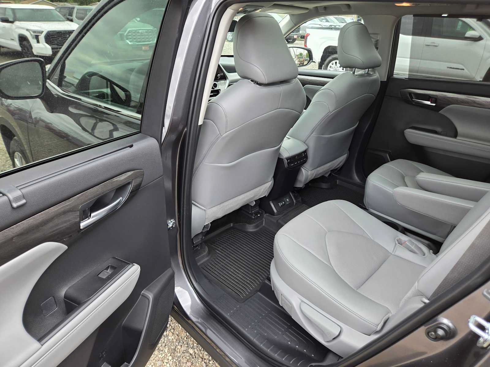 Certified 2025 Toyota Highlander Platinum AWD/4WD image 16