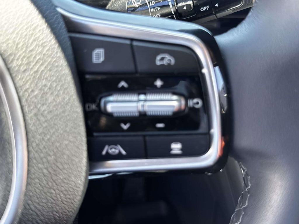 Used 2025 Kia Carnival EX FWD image 19