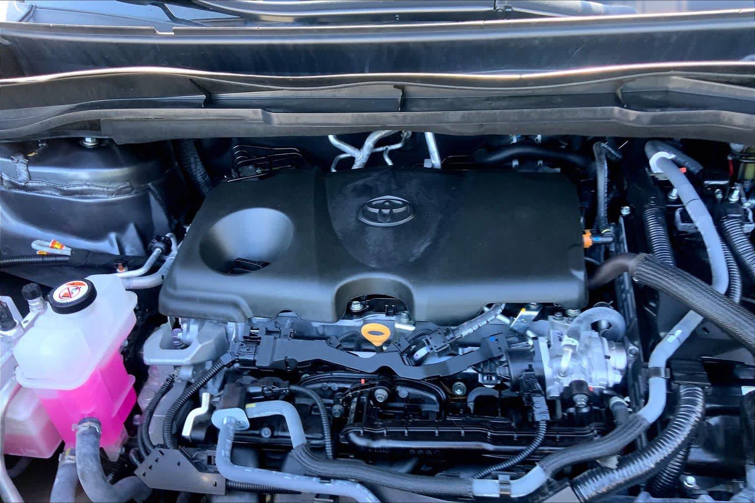 Used 2025 Toyota Sienna XLE FWD image 32