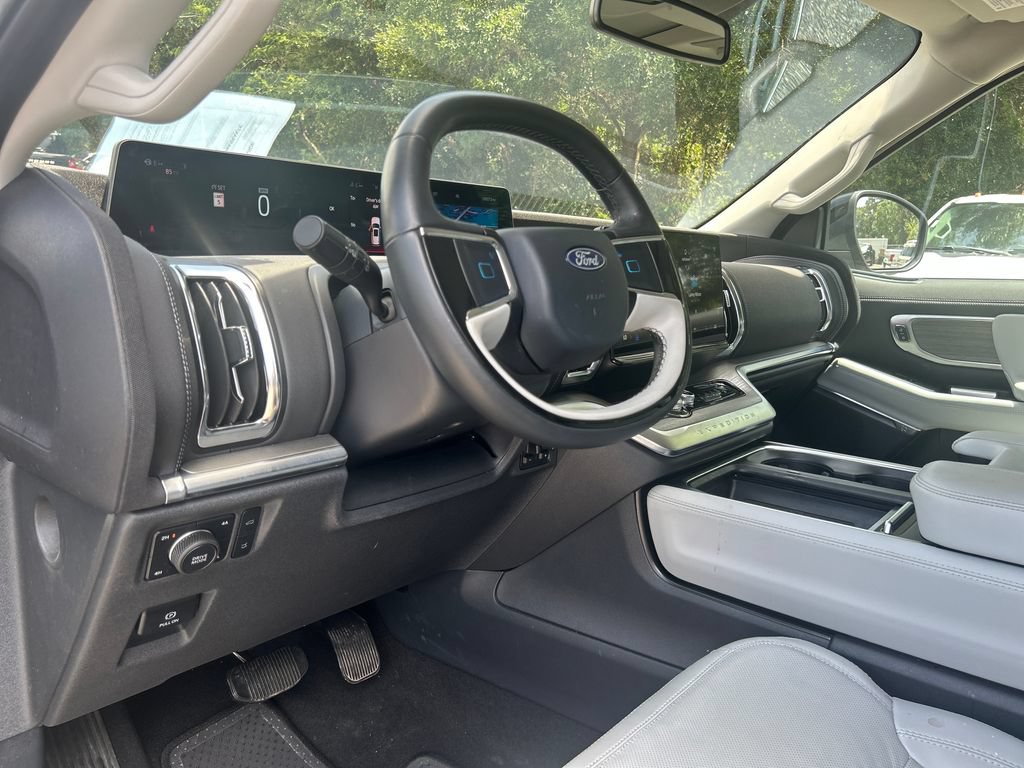 Used 2025 Ford Expedition Platinum w/ Driver's Package AWD/4WD image 10