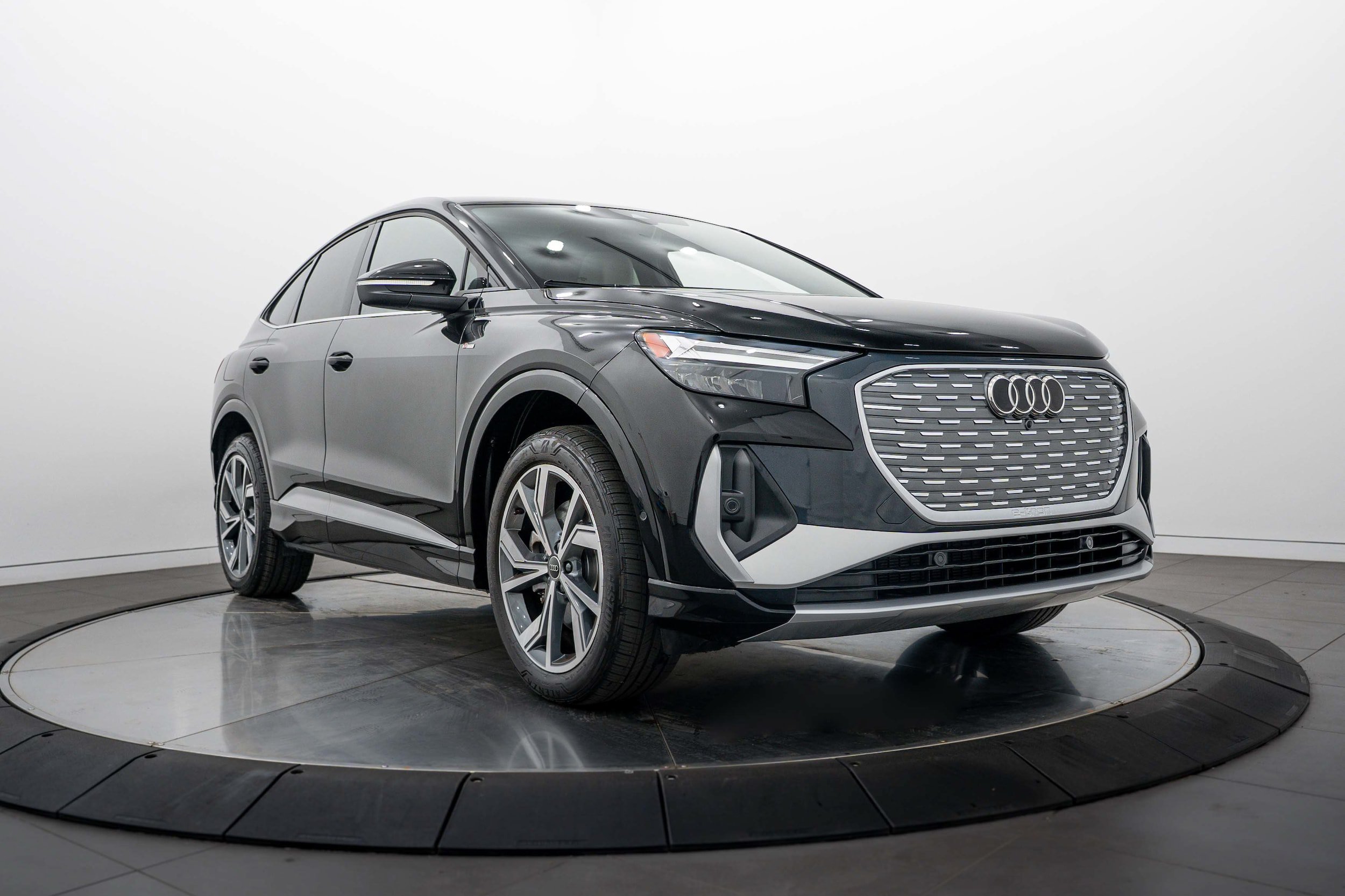 Certified 2023 Audi Q4 e-tron Premium Plus w/ Premium Plus AWD/4WD image 2