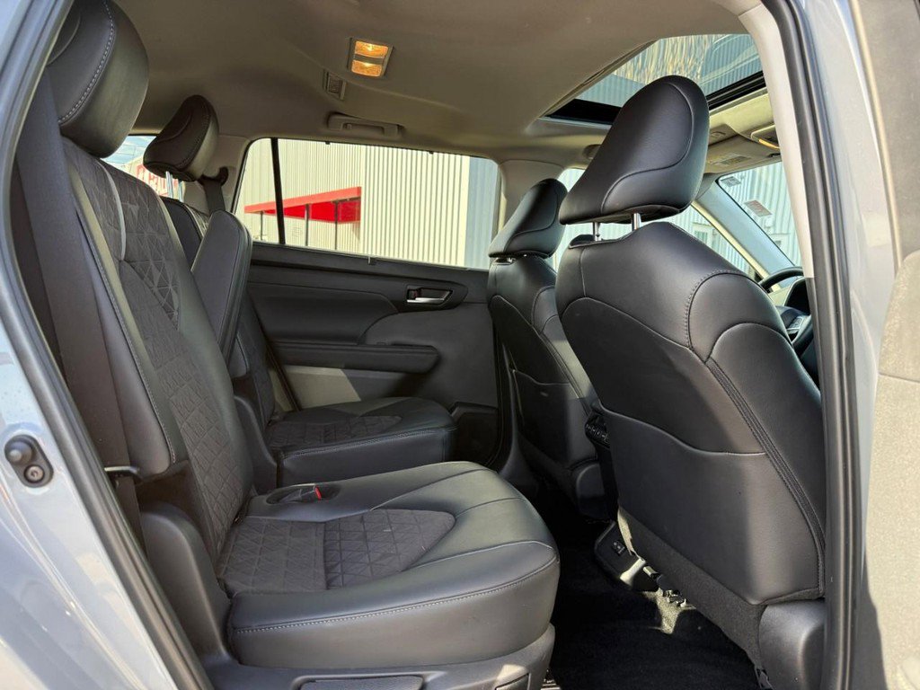 Used 2024 Toyota Highlander XLE image 13